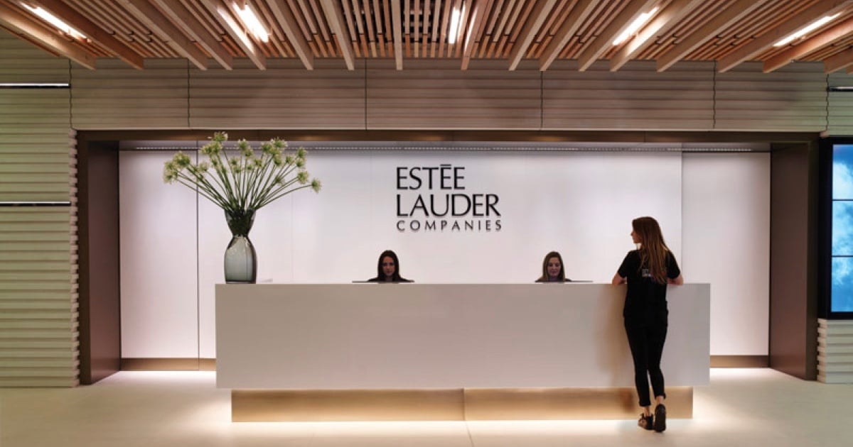 Est&eacute;e Lauder reception desk and corporate branding