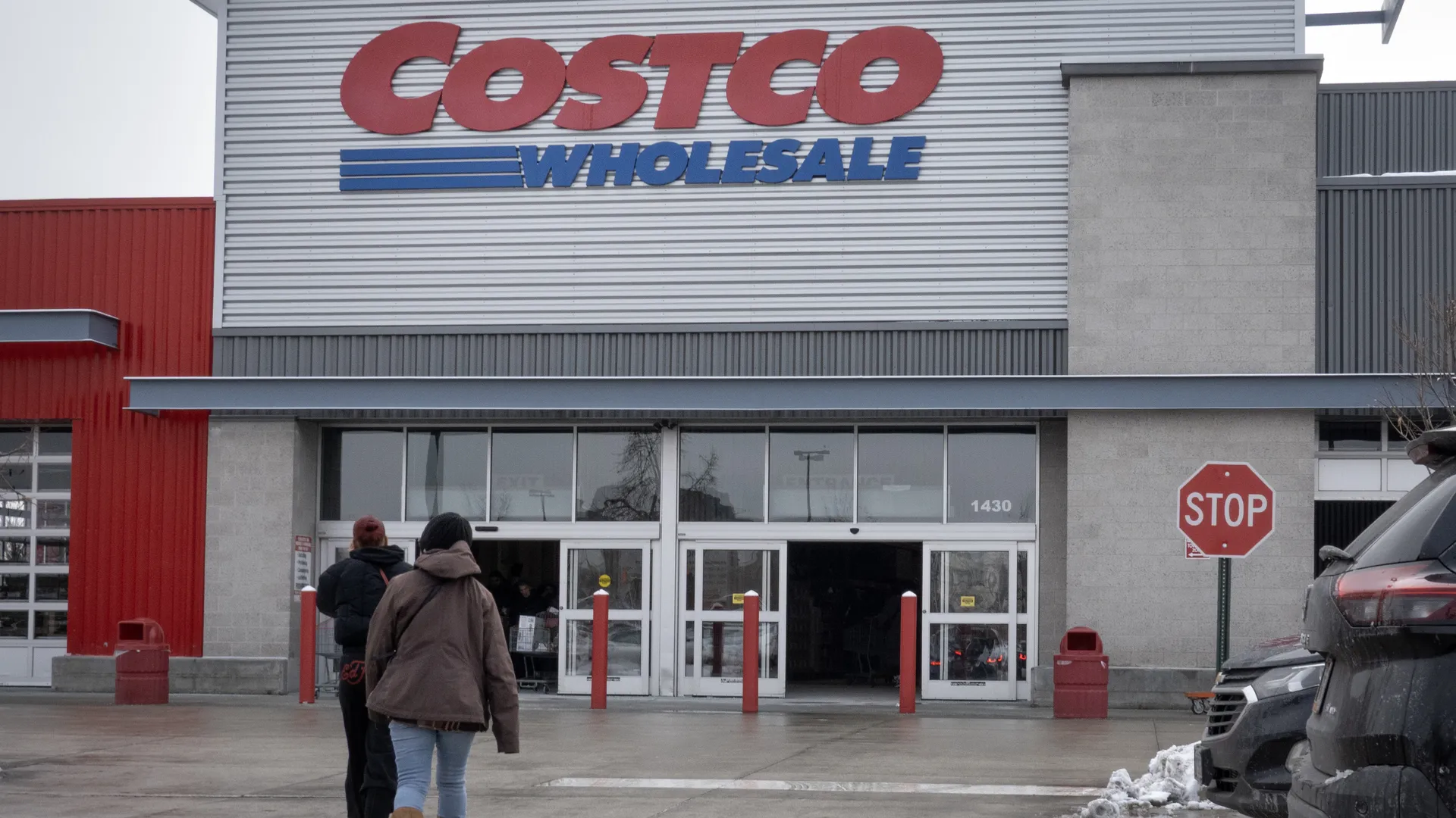 Costco Beats Q4 Estimates, But Tariff Refund and Membership Slowdown Leave Shares Flat