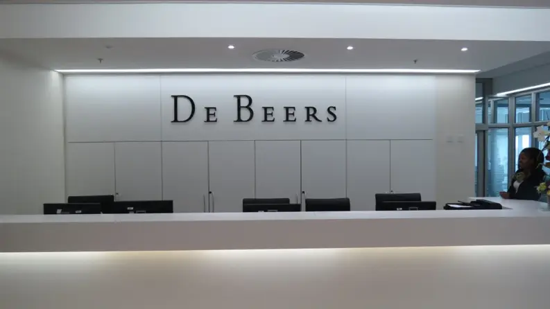 Signet Shares Hit 52-Week High as Bloomberg Reports De Beers Consortium Talks